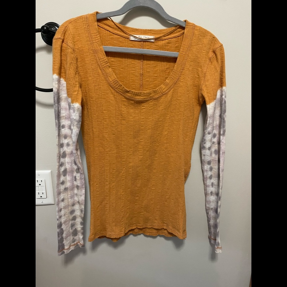 Cute top with tie dye sleeves